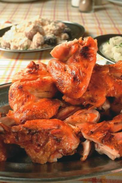 Franguinho da galeteria O Brazeiro: guarnecido de vinagrete e farofa Franguinho da galeteria O Brazeiro: guarnecido de vinagrete e farofa