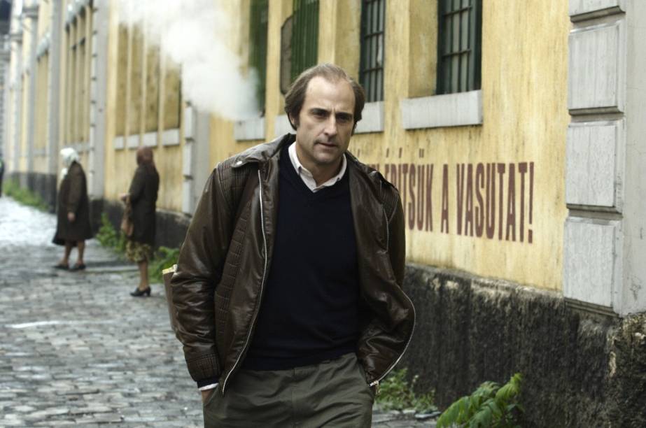 O ator Mark Strong em O Espião que Sabia Demais: thriller dirigido por Tomas Alfredson