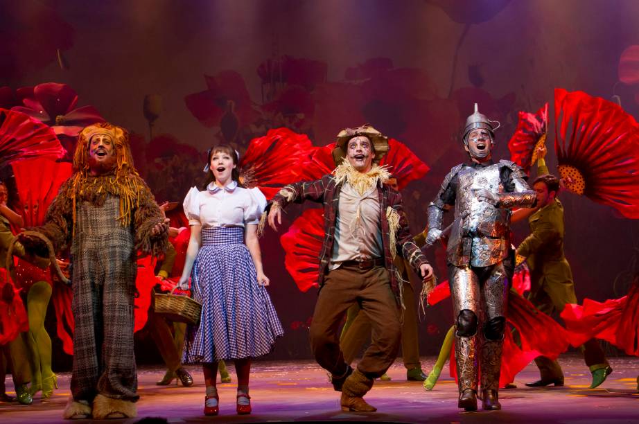 O elenco de O Mágico de Oz, musical de Charles Moeller e Claudio Botelho que estreia em São Paulo em fevereiro de 2013 O elenco de O Mágico de Oz, musical de Charles Moeller e Claudio Botelho que estreia em São Paulo em fevereiro de 2013