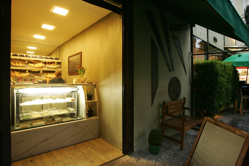 O minúsculo salão da rotisseria anexa ao restaurante Aguzzo Cucina e Vino O minúsculo salão da rotisseria anexa ao restaurante Aguzzo Cucina e Vino