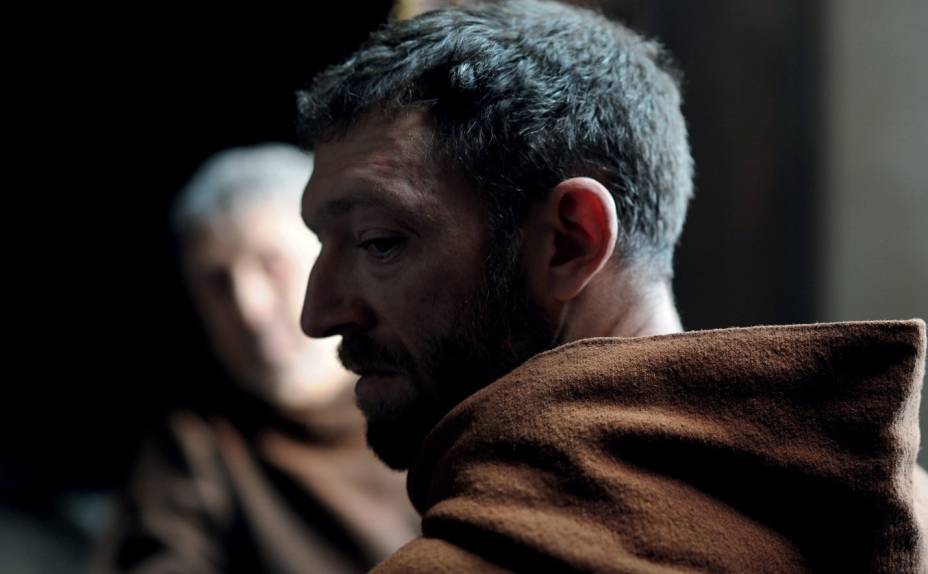 O Monge: personagem de Vincent Cassel é tentado pelo diabo a cometer erros