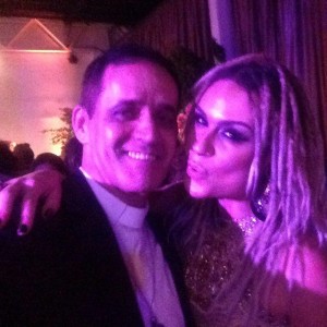 Selfie com a Mendigata: "Encerro aqui obedecendo a Jesus que mandou amar aos pobres, vi esta Mendiga na festa e fui lá ser solidário a ela", escreveu o padre.