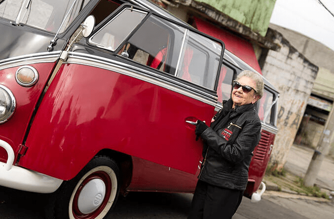 Com jaqueta de couro, Palmirinha encarna versão descolada em campanha