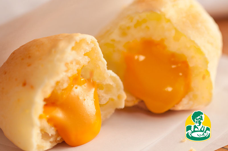 Pão de queijo recheado de cheddar