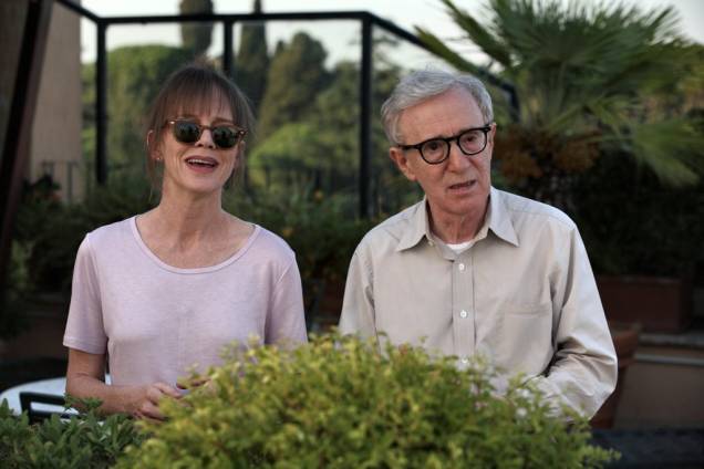 Para Roma com Amor: Woody Allen interpreta um dramaturgo polêmico que, ao lado da esposa (Judy Davis), vai a Roma para conhecer o pretendente da filha Para Roma com Amor: Woody Allen interpreta um dramaturgo polêmico que, ao lado da esposa (Judy Davis), vai a Roma para conhecer o pretendente da filha