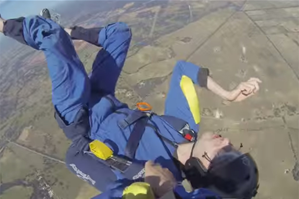 Aluno passa mal durante salto de paraquedas e é salvo por instrutor em vídeo impressionante