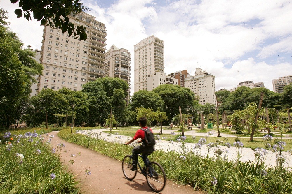 Karaokê colaborativo e venda de batom terão renda revertida para instituição que pesquisa o Câncer de Mama no Brasil