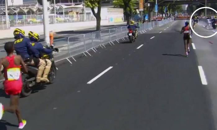 Soldados tiveram trabalho para conter a plateia que tenta invadir a maratona