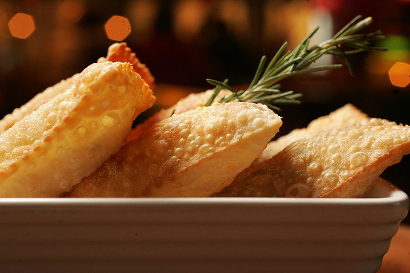 Porção de pastelzinho misto traz sabores de carne, palmito pupunha e queijo gruyère