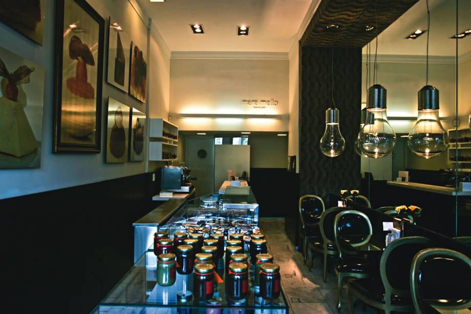 O minúsculo salão de apenas seis lugares: decorado com lustres em formato de lâmpada O minúsculo salão de apenas seis lugares: decorado com lustres em formato de lâmpada