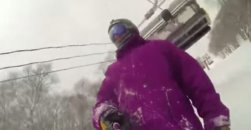 Homem é atingido na cabeça por teleférico enquanto usava pau de selfie; assista ao vídeo