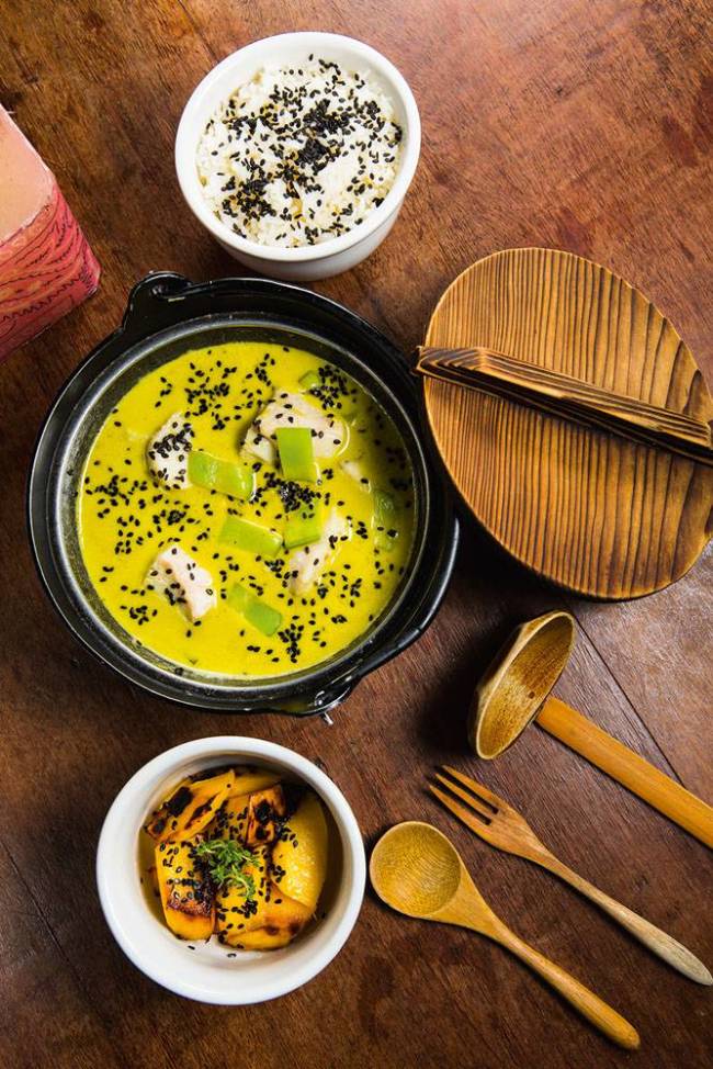 Peixe com Curry Verde, arroz jasmin e manga grelhada Marakuthai