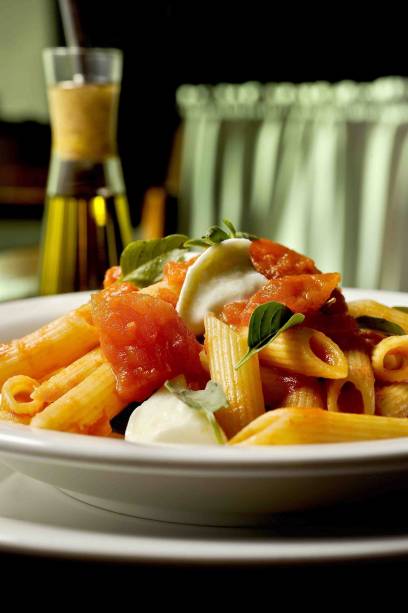 Penne pomodoro com mussarela de búfala e manjericão, do Aldina