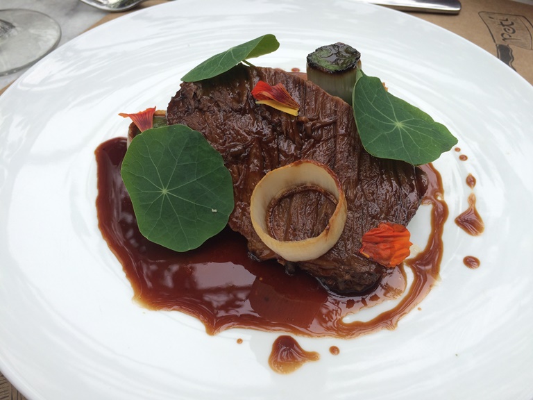 Costela cozida até ficar macia com molho da própria carne e chá verde (Foto: Arnaldo Lorençato)