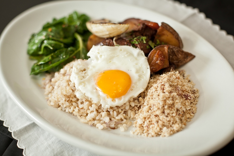 Picadinho de filé-mignon com vegetais, arroz cateto integral, couve, farofa, banana-prata na chapa e ovo orgânico frito