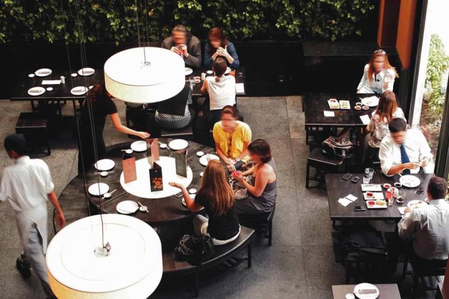 Watermelon and cardamom: gim, cardamomo em pó, melancia e açúcar Watermelon and cardamom: gim, cardamomo em pó, melancia e açúcar