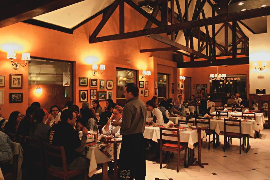 Salão de inspiração rural: mesas com toalhas que parecem de chita Salão de inspiração rural: mesas com toalhas que parecem de chita