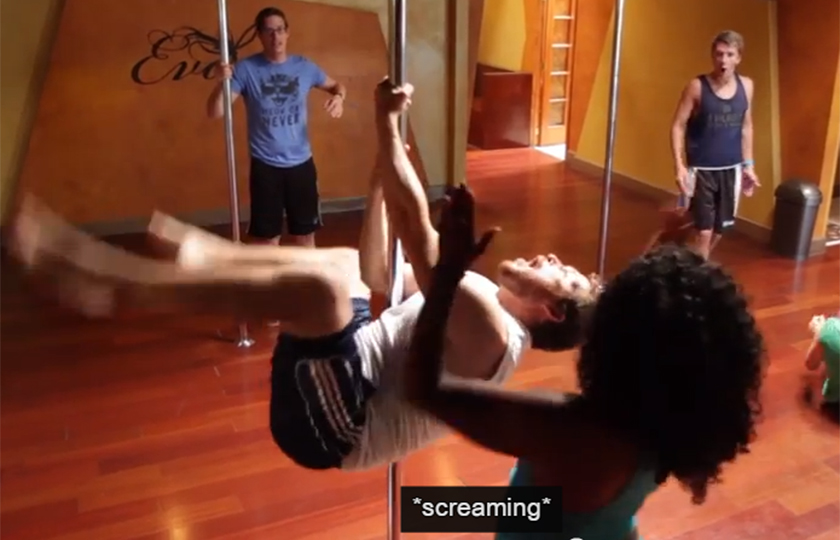 Homens se arriscam no pole dance pela primeira vez e o resultado é constrangedor