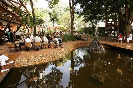 Na Praça São Lourenço monitores ocupam as crianças maiores com brincadeiras variadas