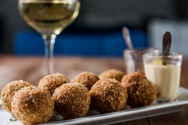 Preparados pela chef Lucia Sequerra, os bolinhos de camarão e mandioca são saborosos Preparados pela chef Lucia Sequerra, os bolinhos de camarão e mandioca são saborosos