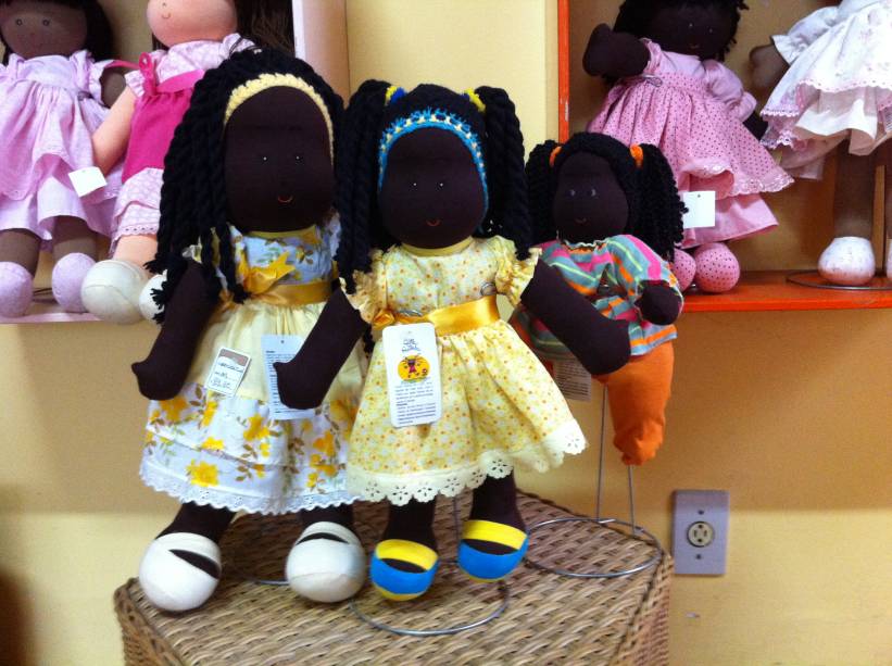 Bonecas negras de diversos tamanhos: grandes (R$ 99,00) e pequena (R$ 89,90)