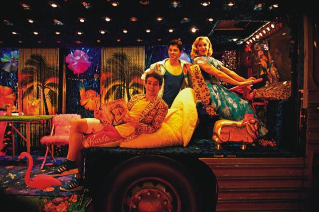 André Torquato, Luciano Andrey e Ruben Gabira estão no elenco do musical Priscilla, a Rainha do Deserto André Torquato, Luciano Andrey e Ruben Gabira estão no elenco do musical Priscilla, a Rainha do Deserto