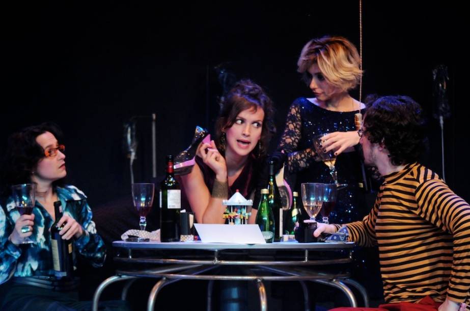 Lilian Damasceno, Fernanda Castello Branco, Julia Ianina e Ricardo Estevam em Rabbit: trama ambientada numa única noite Lilian Damasceno, Fernanda Castello Branco, Julia Ianina e Ricardo Estevam em Rabbit: trama ambientada numa única noite