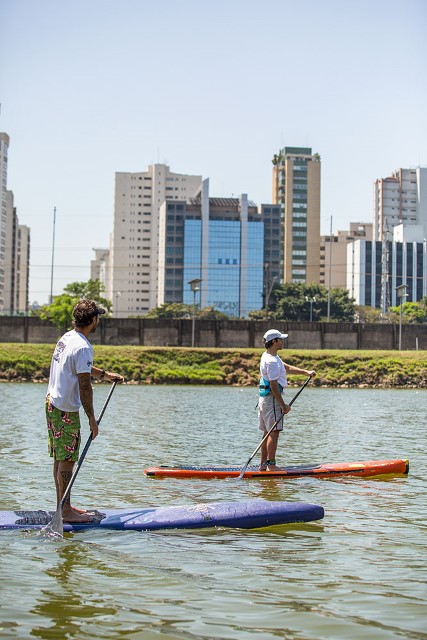 Aprenda stand-up paddle na raia olímpica da USP