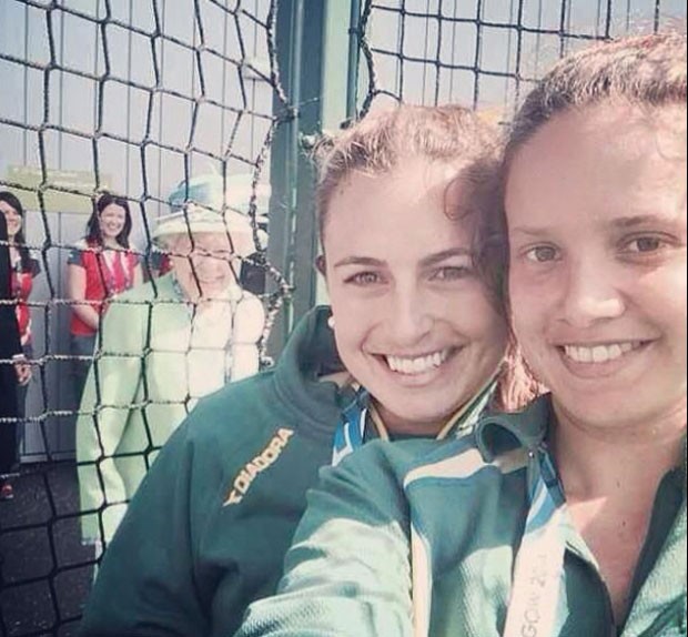 Rainha Elizabeth II “invade” foto de jogadoras australianas