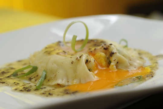 Ravioli (de ricota de búfala e gema caipira na manteiga de trufas, do Così