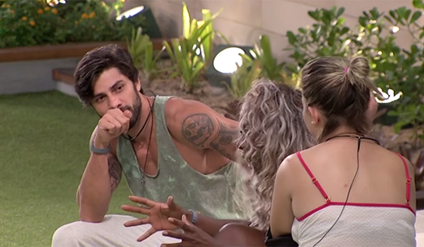 Renan, do BBB16, desabafa ao vivo sobre desentendimento com blogueiro Hugo Gloss
