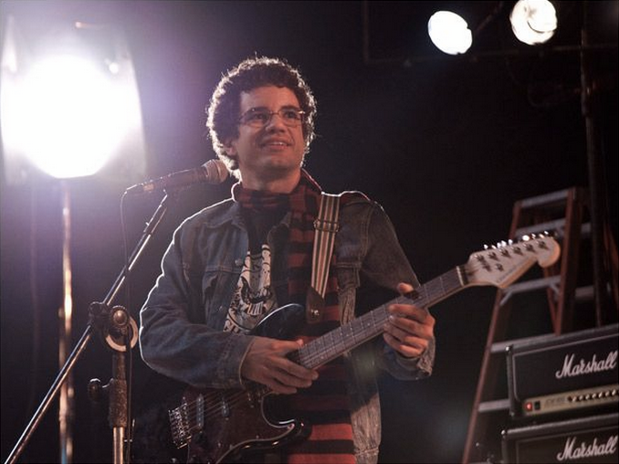 Renato Russo está vivo no filme Somos Tão Jovens