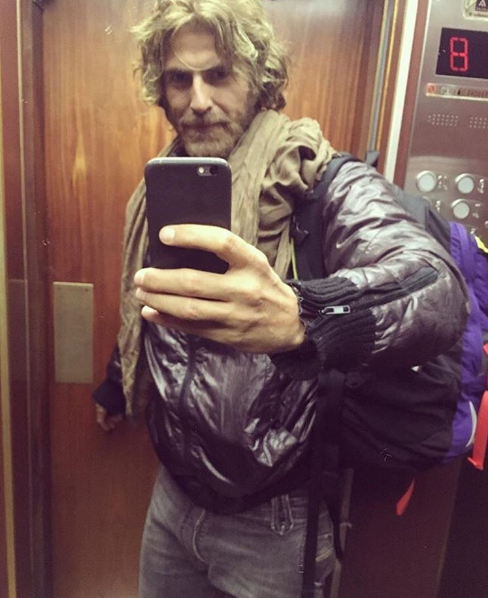 Reynaldo Gianecchini adota visual barbado e cabelos loiros