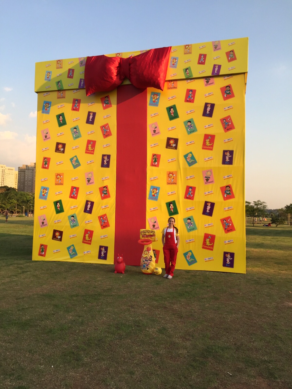 Dia das Crianças: Ri Happy instala caixa de presente gigante em parque da cidade