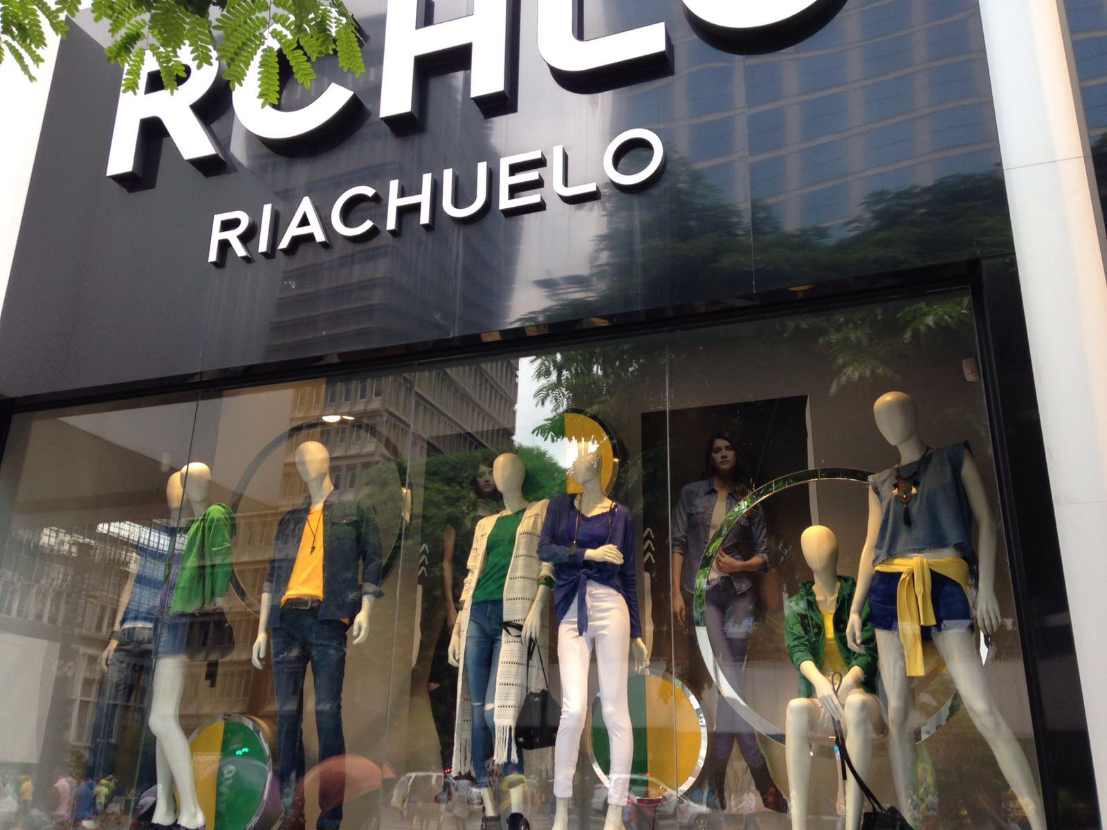 Riachuelo muda vitrine e oferece guarda-chuva com a palavra “impeachment”