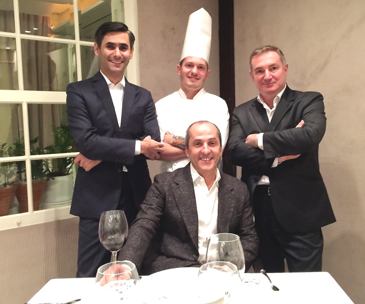A equipe sob a batuta de Trevisiani (sentado): o maître gerente Milton Ribeiro, o chef Henrique Schoendorfer e o sommelier Gianni Tartari (Fotos: divulgação)