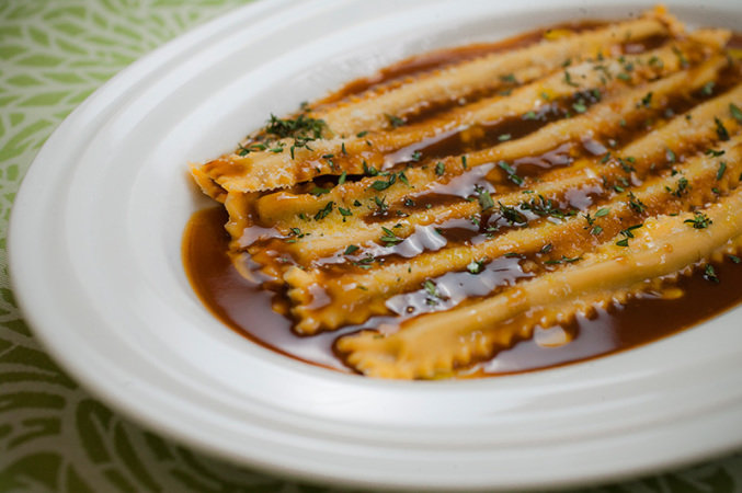 Pappardelle recheado de cordeiro ao molho da própria carne e aroma de tomilho: continua no menu (Foto: Lucas Lima)