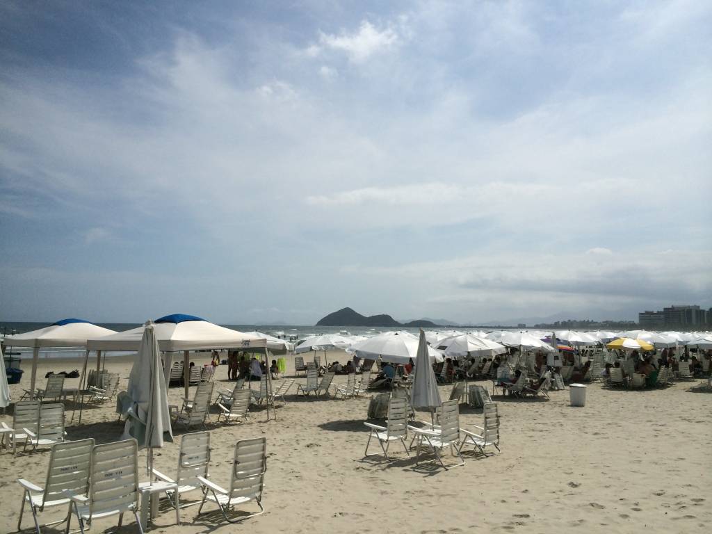 Sol aparece entre nuvens no litoral paulista neste fim de semana