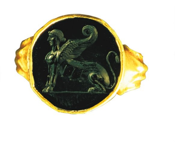 Anel com imagem de esfinge: objetos de uso diário estão na mostra Roma - A Vida e os Imperadores Anel com imagem de esfinge: objetos de uso diário estão na mostra Roma - A Vida e os Imperadores