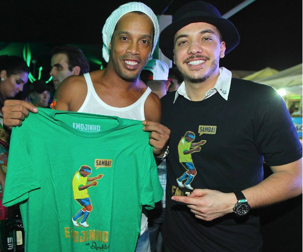 Ronaldinho Gaúcho é flagrado lançando maço de dinheiro para cadeirante em Fortaleza