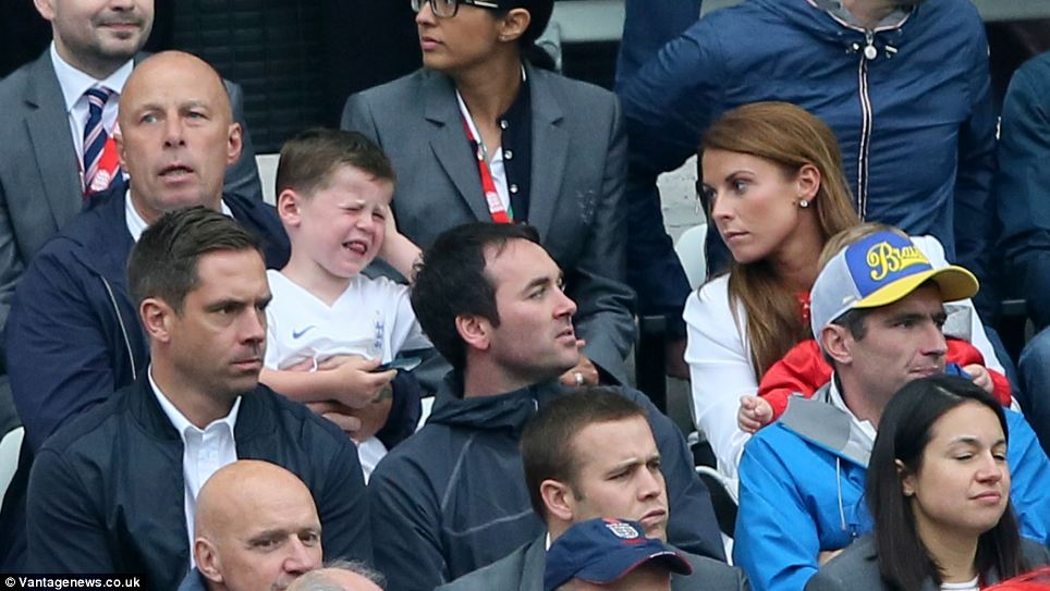 Filho de Rooney foi à Arena Corinthians e ficou MUITO chateado com desempenho da Inglaterra