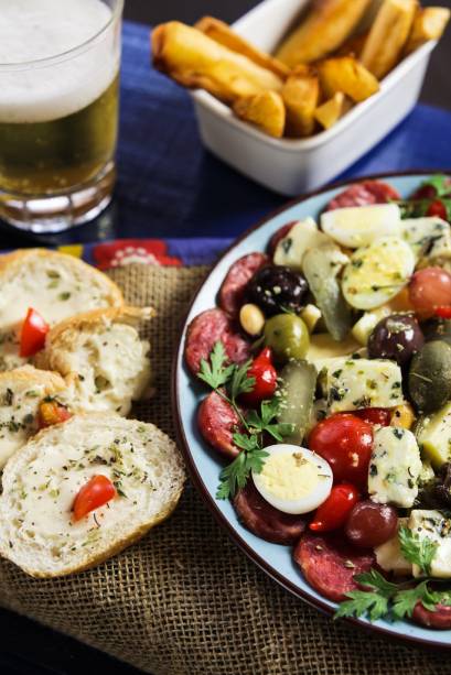 Salada Paulistana mistura diversos tipos de acepipes, linguiça e queijos, por R$ 30,00