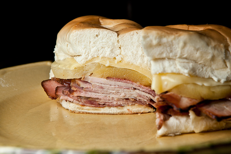 Sanduíche de pernil com abacaxi Sanduíche de pernil com abacaxi