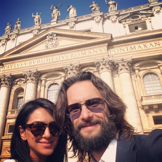 Rodrigo Santoro é abençoado pelo Papa Francisco para interpretar Jesus Cristo. Confira a foto