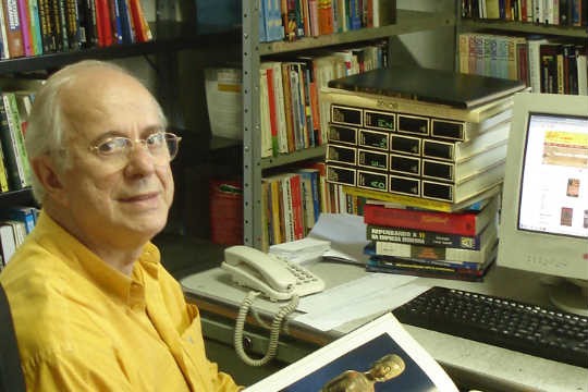 Messias: dono de um dos maiores sebos da cidade Messias: dono de um dos maiores sebos da cidade