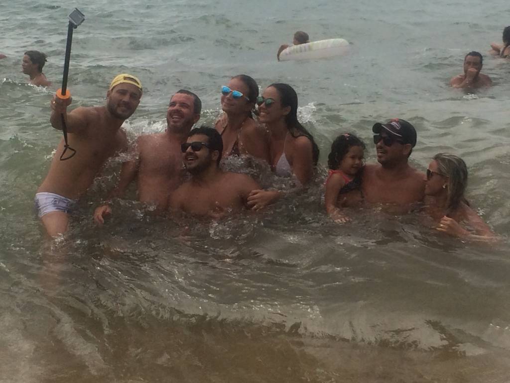 Turistas usam “pau de selfie” para se divertir no mar e amenizar o calor