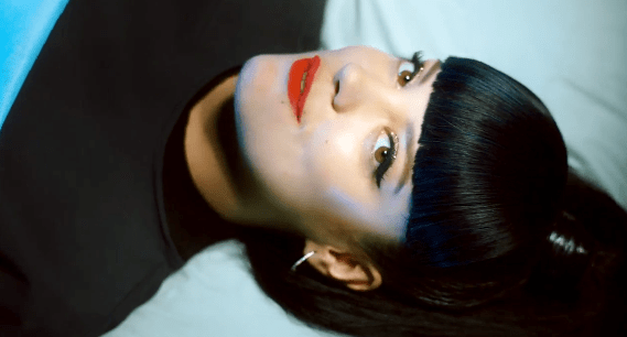 Lily Allen tira sarro da indústria musical no clipe de ‘Hard Out Here’; assista