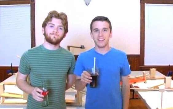 Viu isso? Eles fazem acrobacias impressionantes com gelo e copos da refrigerante