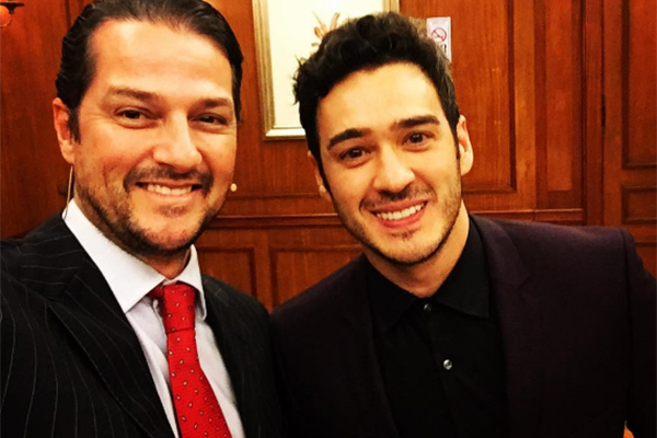 Marcelo Serrado e Marcos Veras se beijam durante premiação em protesto contra homofobia