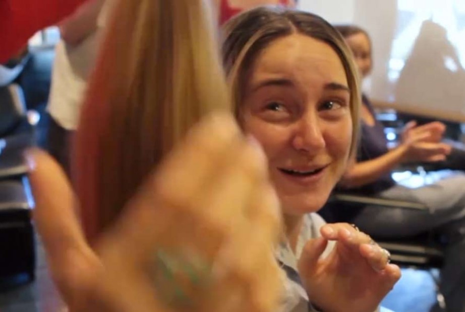 Shailene Woodley cai no choro ao cortar o cabelo para “A Culpa É das Estrelas”; assista